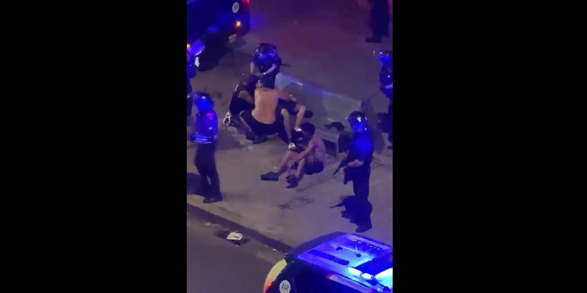 La policia, durant els aldarulls.