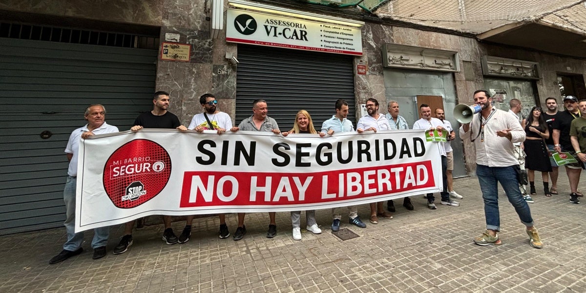 Foto portada: un moment de la concentració, aquest divendres. Autor: J.d.A.