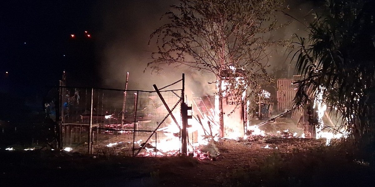 Incendi en una zona de barraques prop de la carretera de Terrassa. Font: Bombers via X.