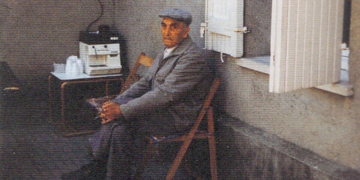 Eduard Garrigós a casa del seu germà Adolf a Sabadell, al barri de Sant Oleguer, anys 1990