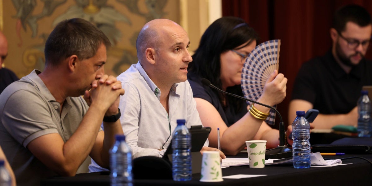 Foto portada: el tinent d'alcaldessa d'Urbanisme, Adrián Hernández, al ple. Autor: D.Jiménez.