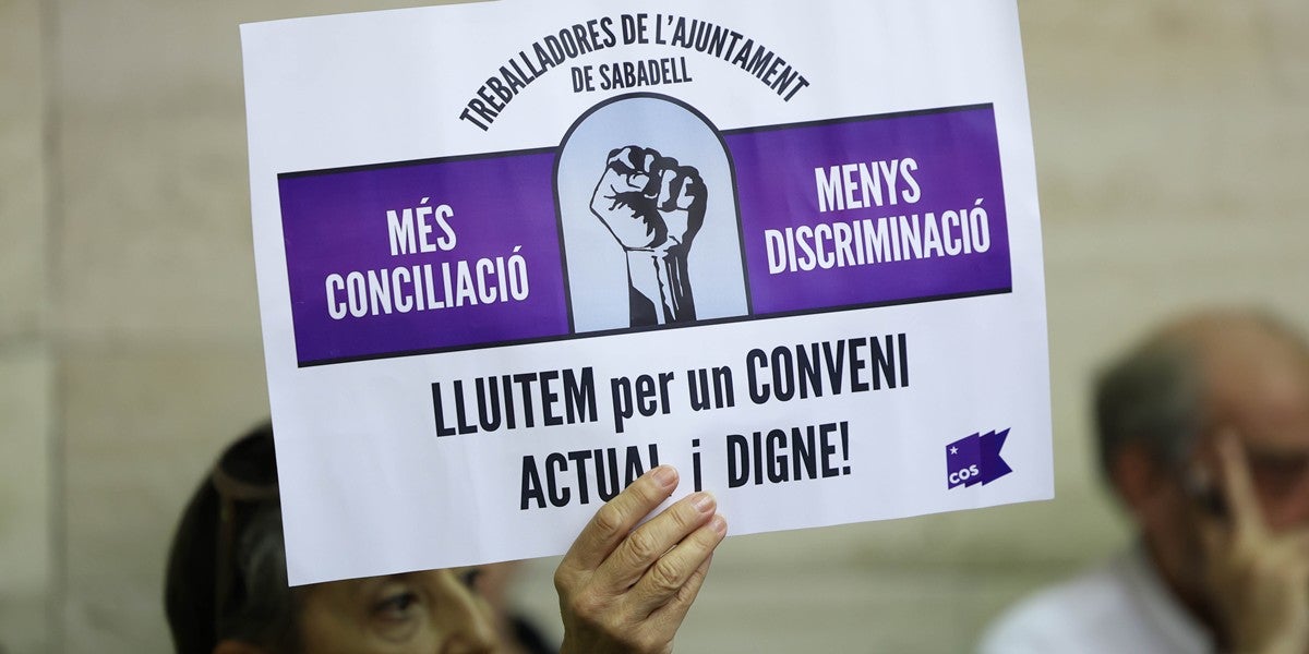 Un moment de la protesta de treballadors municipals, a la plaça Sant Roc. Autor: D.Jiménez.