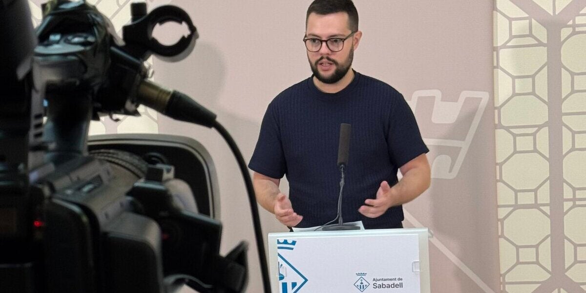 Eloi Cortés, explicant les dades del servei de suport a les comunitats de veïns. Autor: cedida.