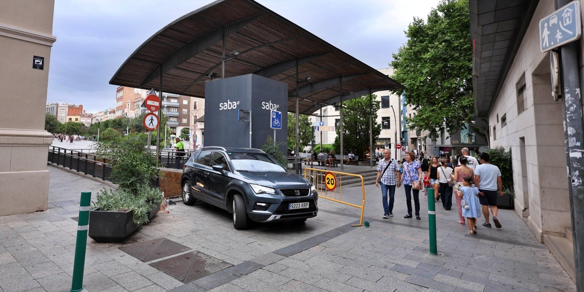 Sortida de l'aparcament pel carrer del Sol, que serà tancada per fer el macroaparcament. Autor: D.Jiménez.