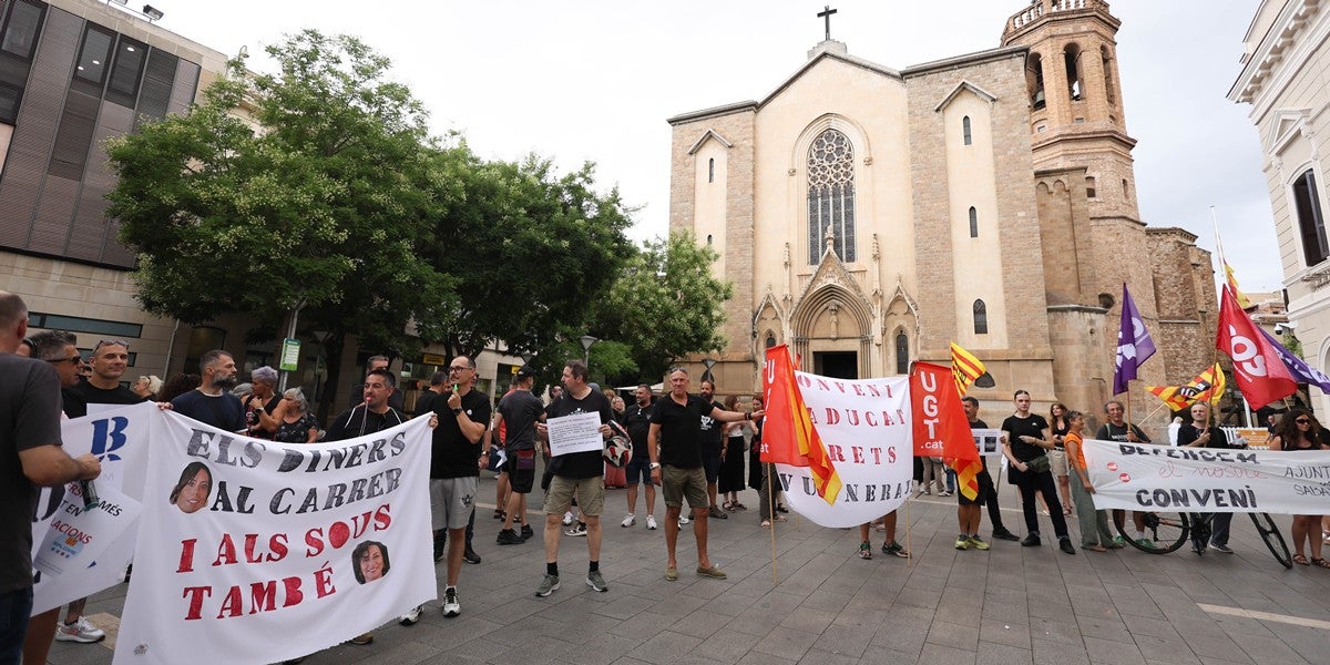 Un moment de la protesta de treballadors municipals, a la plaça Sant Roc. Autor: D.Jiménez.