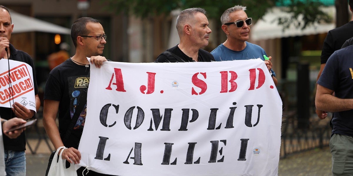Un moment de la protesta de treballadors municipals, a la plaça Sant Roc. Autor: D.Jiménez.