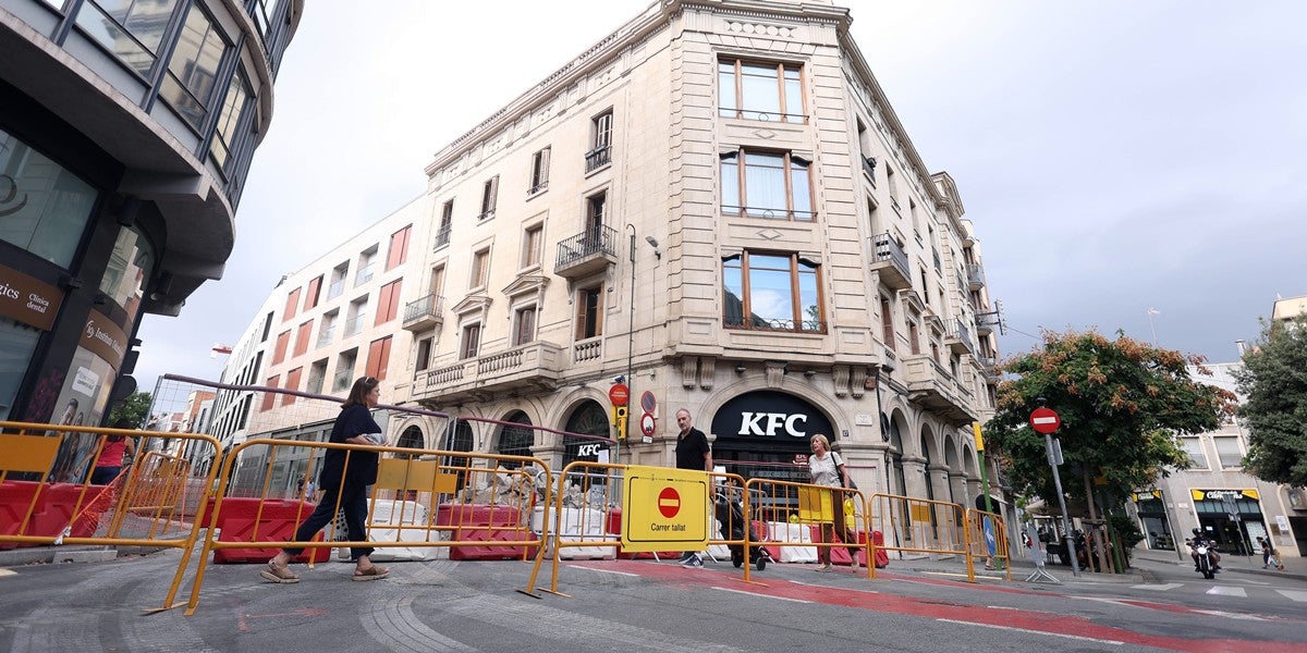 Foto portada: obres a la Via Massagué, fa uns dies. Autor: D.Jiménez.