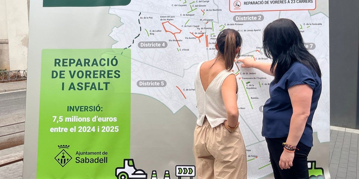 Marta Farrés, amb la regidora Mar Molina, a la Via Massagué, analitzant les actuacions previstes. Autor: Jordi M.