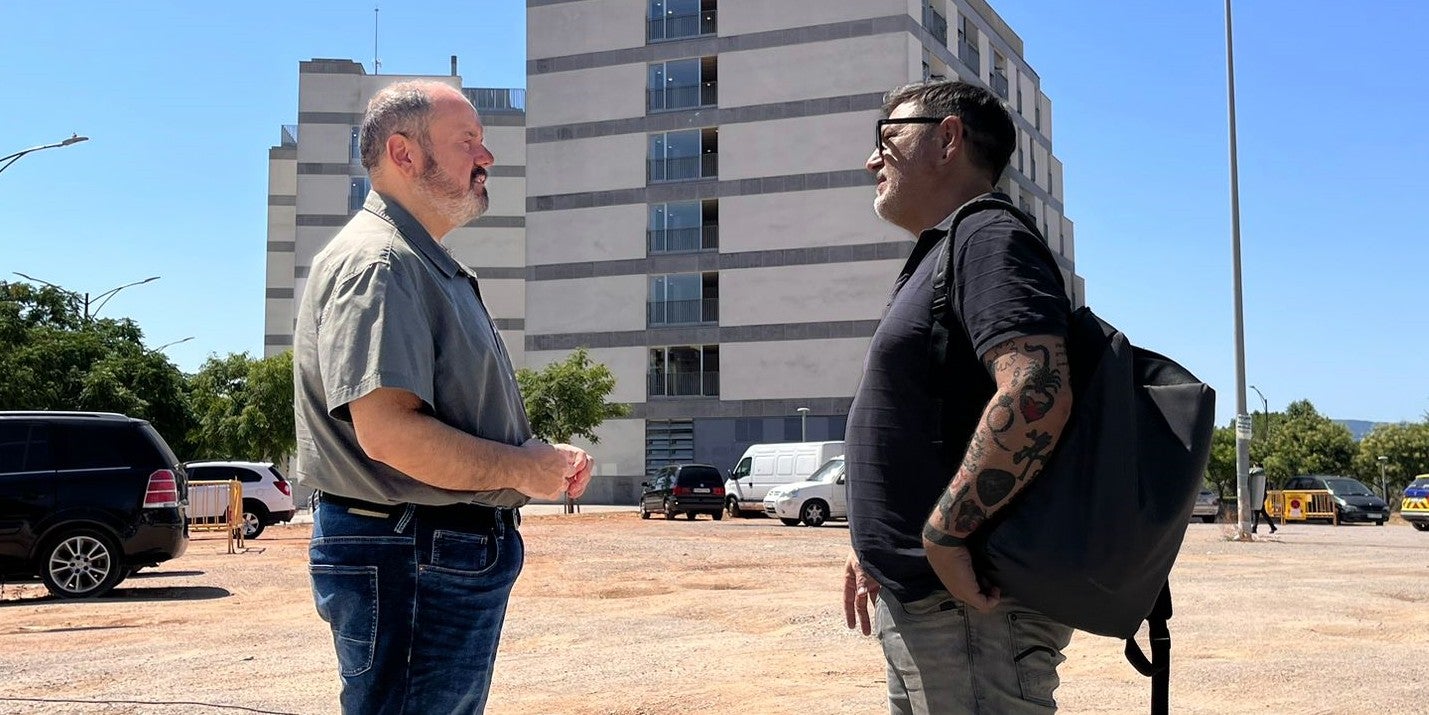 Joan Mena i Lluís Mijoler (Comuns), als terrenys de la residència. Autor: Jordi M.