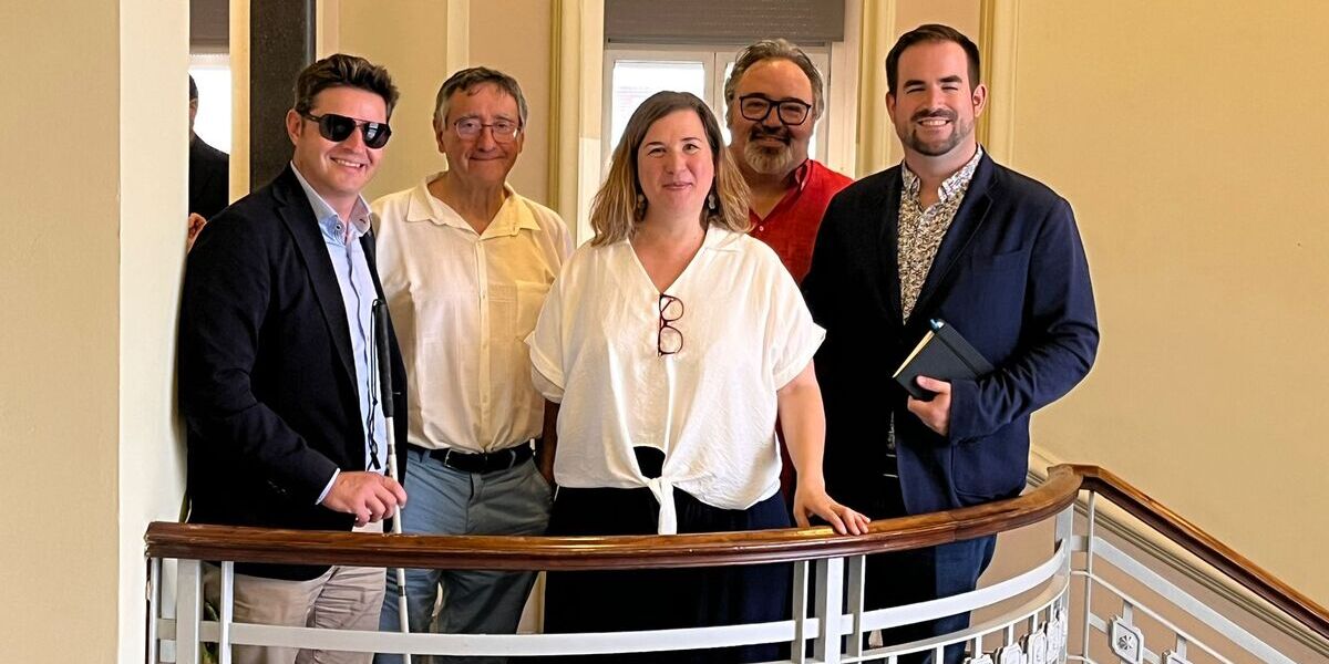 Padrós, amb companys de la sectorial de Junts pels drets de les persones amb discapacitat. Autor: Jordi M.