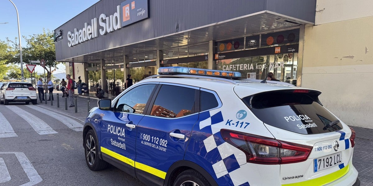 Dispositiu policial contra la multireincidència i les armes blanques a la sortida de l'estació de Rodalies Sabadell Sud, el 31 de juliol. Autor: @aj_sabadell via X.
