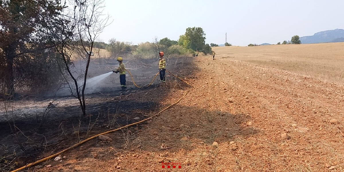 Foto portada: incendi, aquest dissabte 16 d'agost. Autor: @bombers via X.