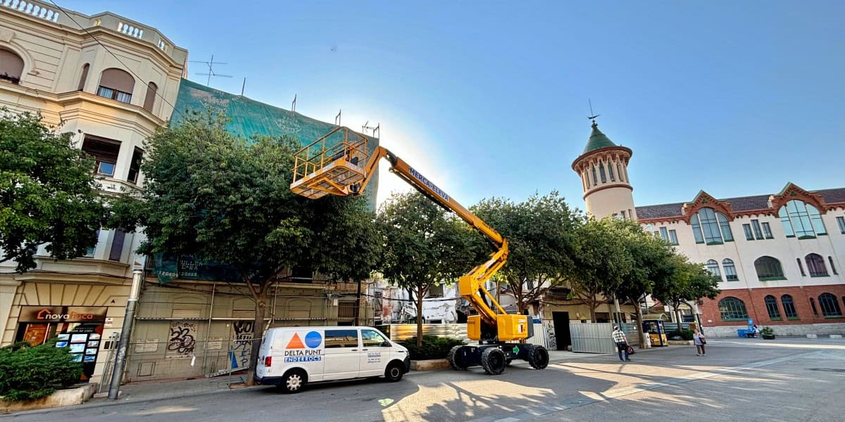 Un ciclista al carrer de l'Escola Industrial, on s'està produint l'enderroc de la dècada a Sabadell. Autor: J.d.A.