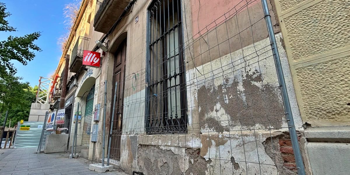 Una façana afectada per l'enderroc al carrer de l'Escola Industrial. Autor: J.d.A.