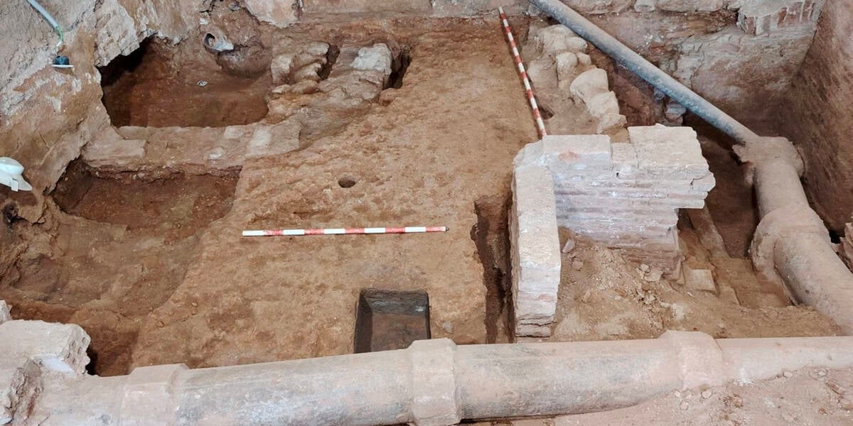 Vista de les restes arqueològiques trobades al Passeig de la plaça Major. Autor: ACN.