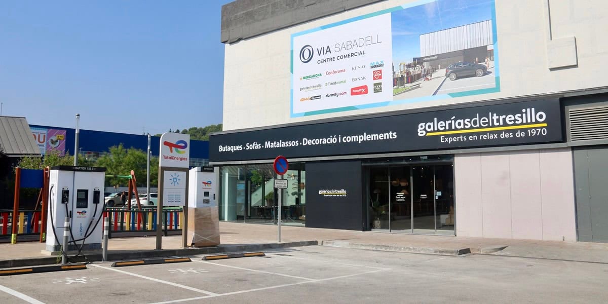 Exterior de Via Sabadell, just on va caure la llosa de formigó, aquest dilluns. Autor: ACN.