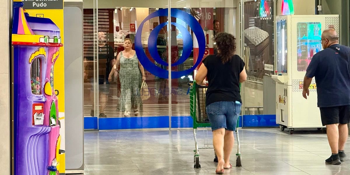 Clients a Via Sabadell, aquest dilluns. Autor: ACN.