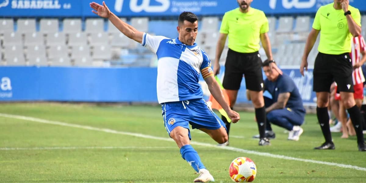 Rubén Martínez, disposat a realitzar una centrada. Autor: Críspulo Díaz