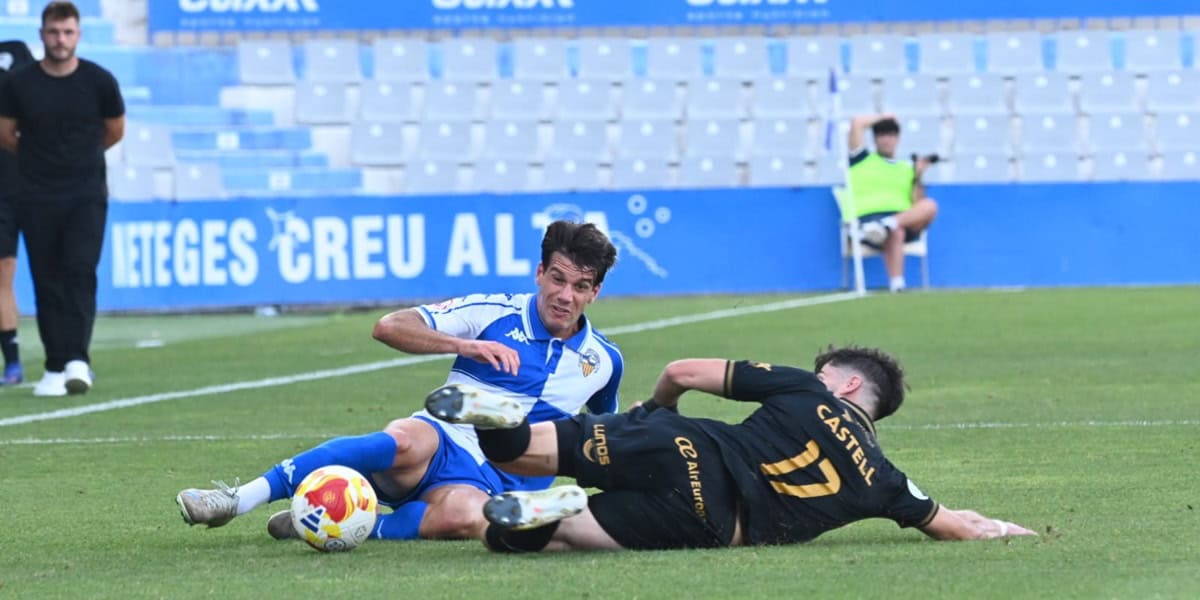 Ton Ripoll, al terra en una disputa. Autor: Críspulo Díaz