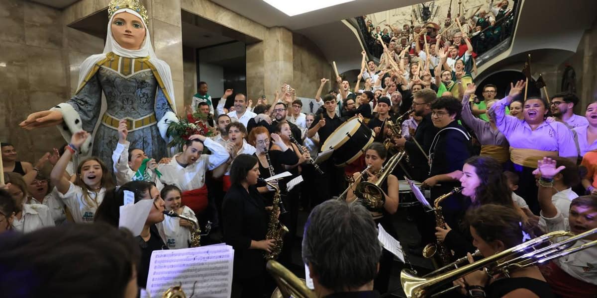 Actuació del Seguici Final dins l'edifici consistorial. Autor: Ajuntament.