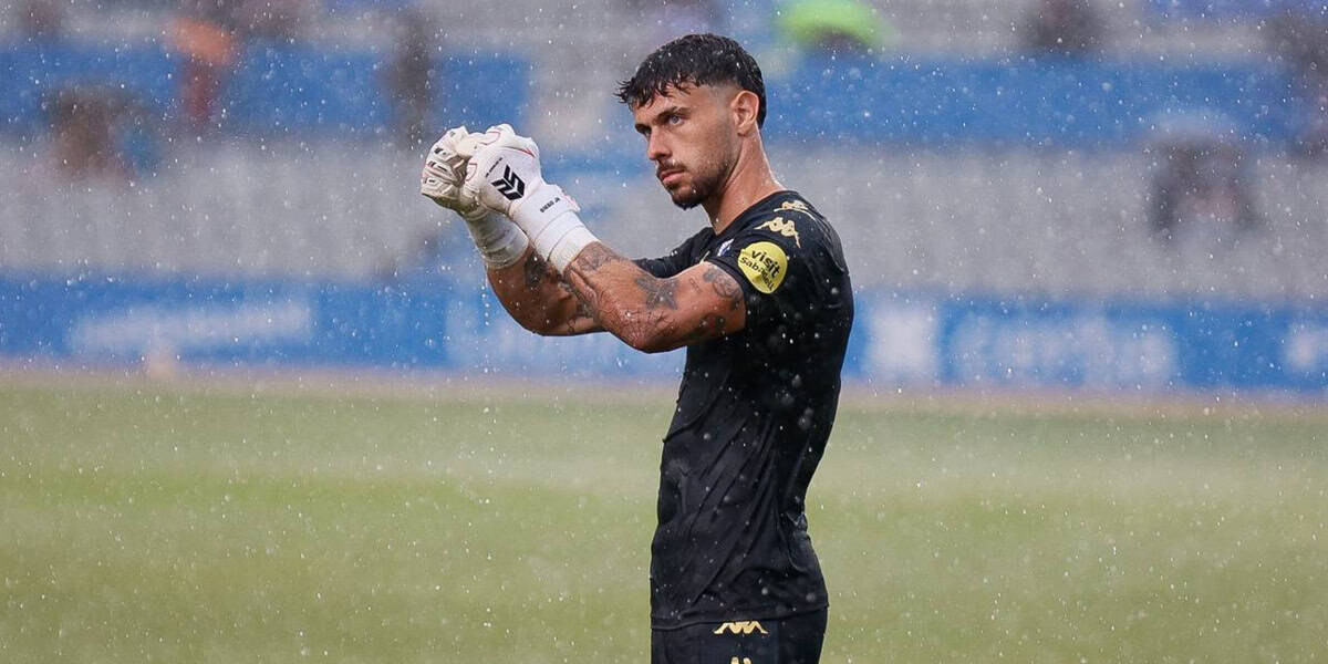 Diego Fuoli, suportant la pluja del Sabadell-Cartagena. Autora: Dihor.