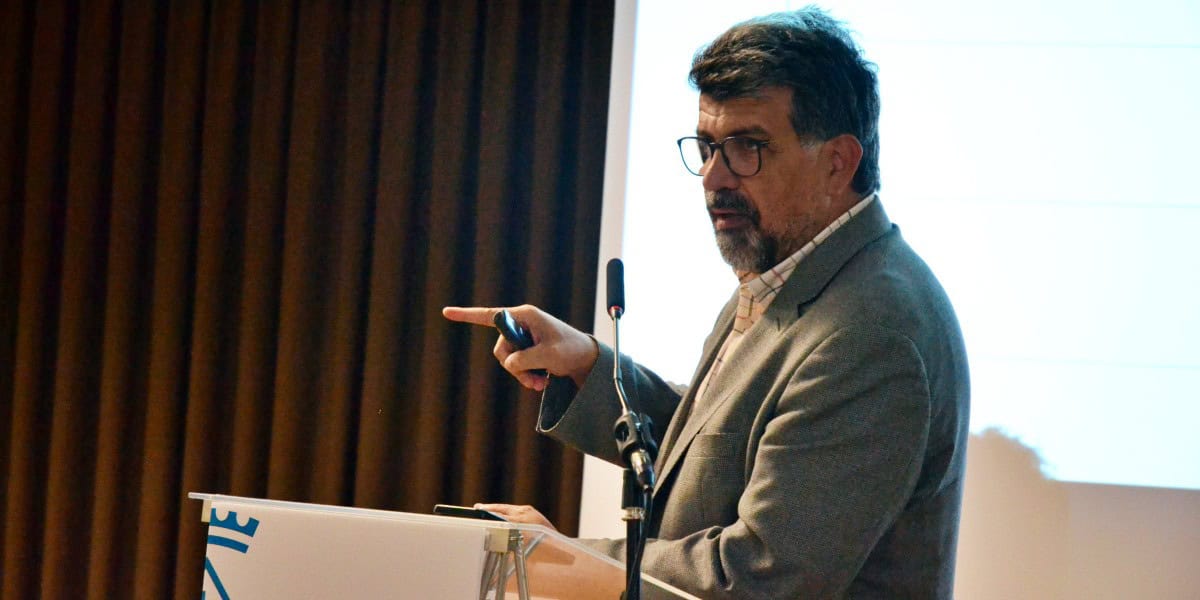 Genís Roca, durant la conferència al Casal Pere Quart. Autor: Jordi M.