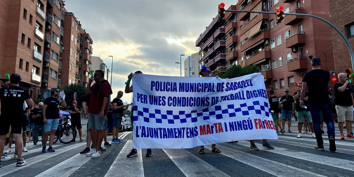 Protesta d'agents de la Policia Municipal, tallant la Gran Via. Autor: J.d.A.