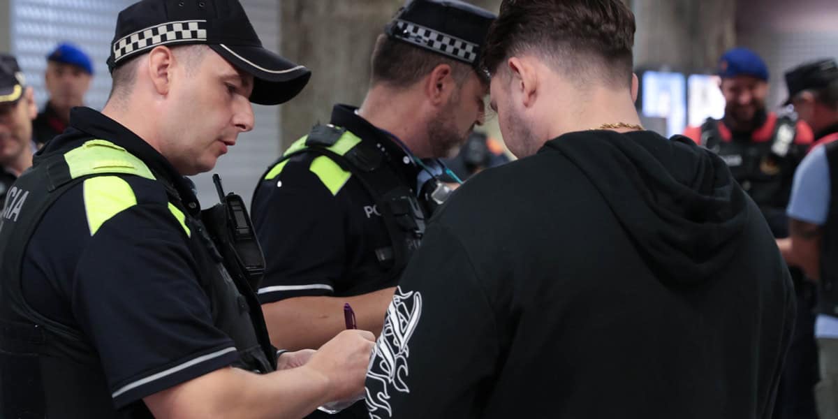 Control policial entre Mossos, Policia Municipal i Policia Nacional en el marc de la FM, el 5 de setembre de 2025. Autor: David Jiménez.