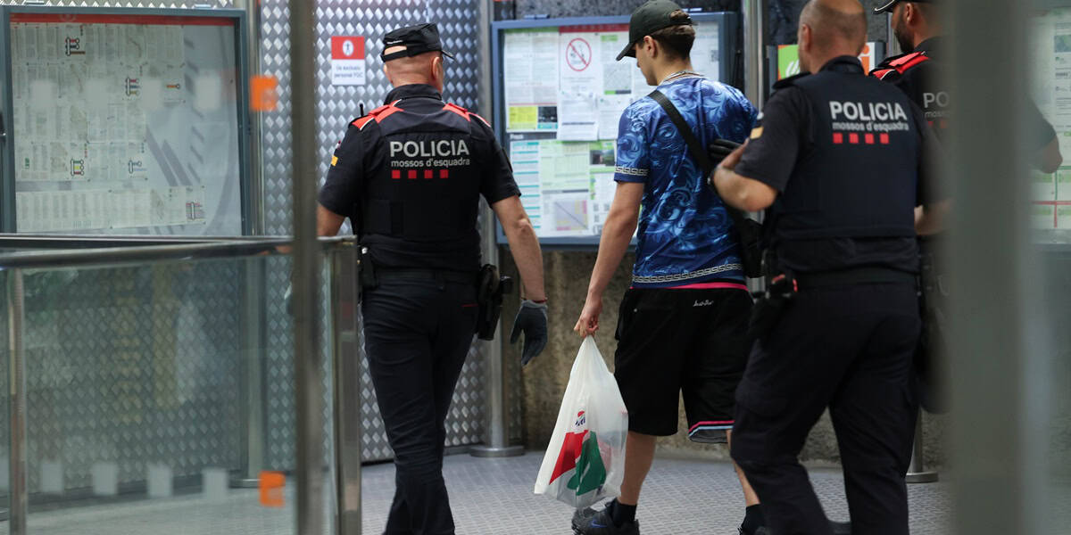 Control policial entre Mossos, Policia Municipal i Policia Nacional en el marc de la FM, el 5 de setembre de 2025. Autor: David Jiménez.