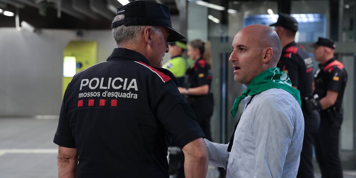 Control policial entre Mossos, Policia Municipal i Policia Nacional en el marc de la FM, el 5 de setembre de 2025. Autor: David Jiménez.