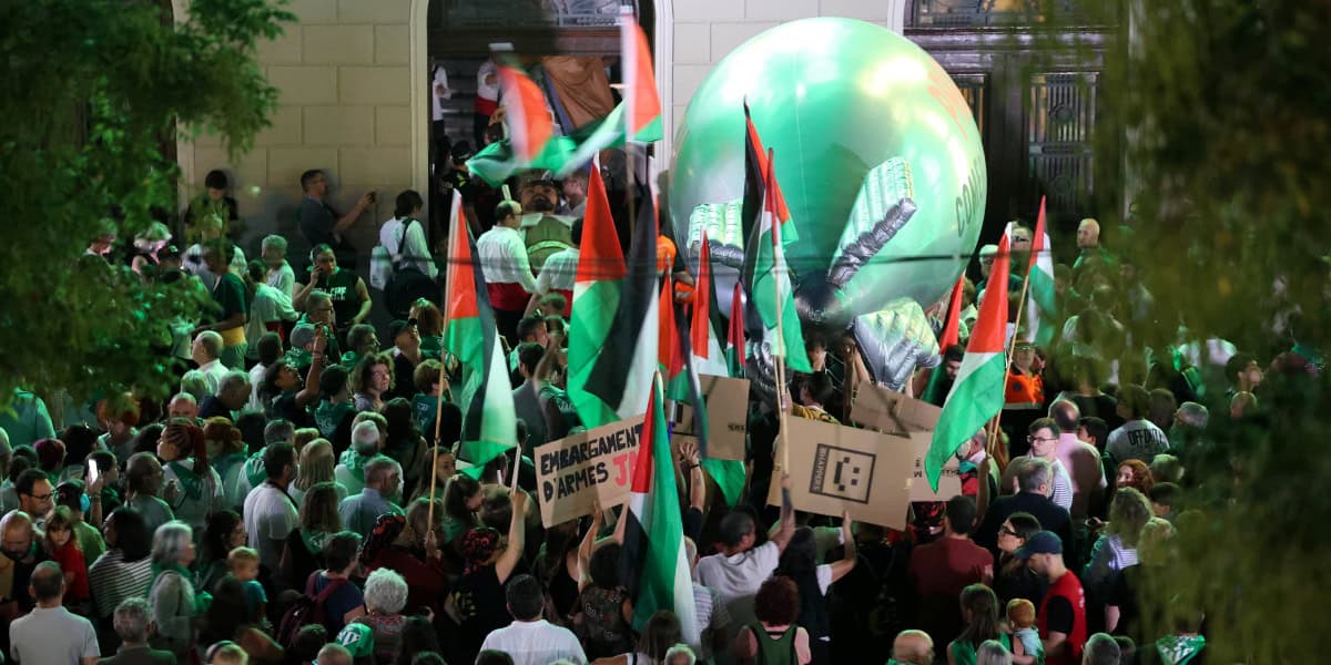 Banderes de Gaza i el globus, a Sant Roc, al pregó. Autor: D.Jiménez.