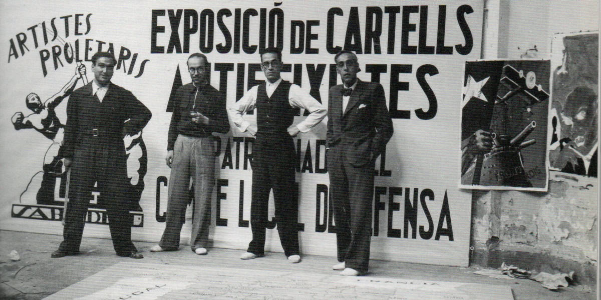 Exposició de cartells antifeixistes del sindicat d'Artistes Proletaris(3 octubre 1936). De dreta a esquerra: Càmil Fàbregas, Pere Cadena, Josep Rosas i Gustau Vila (Grapa)