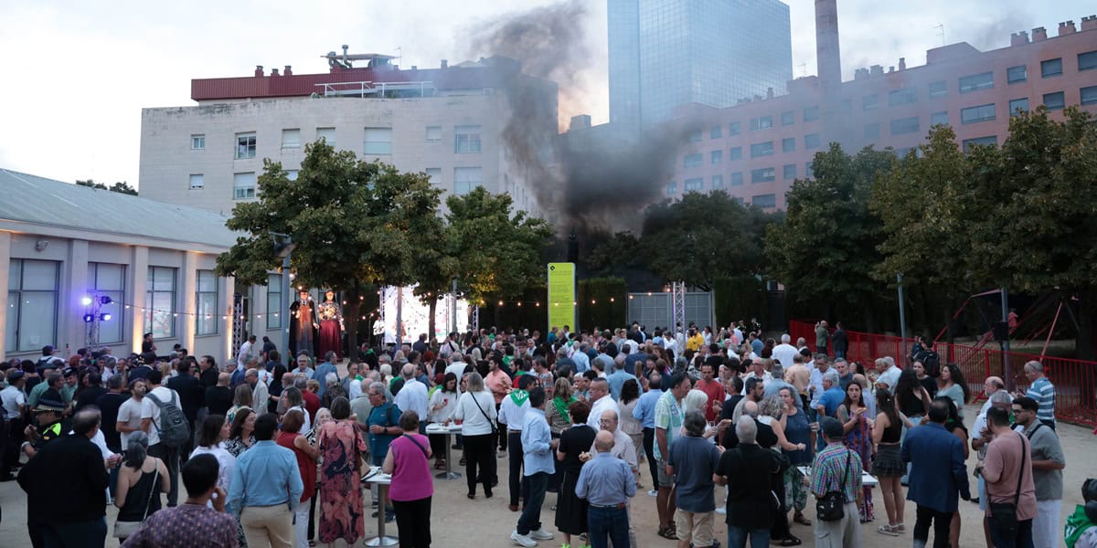 Un moment del piscolabis durant la recepció, sota el fum de la manifestació policial. Autor: David Jiménez.