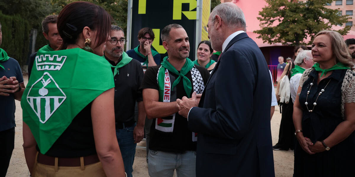 Rifer (Crida), amb la bandera palestina, a la recepció. Autor: D.J. 