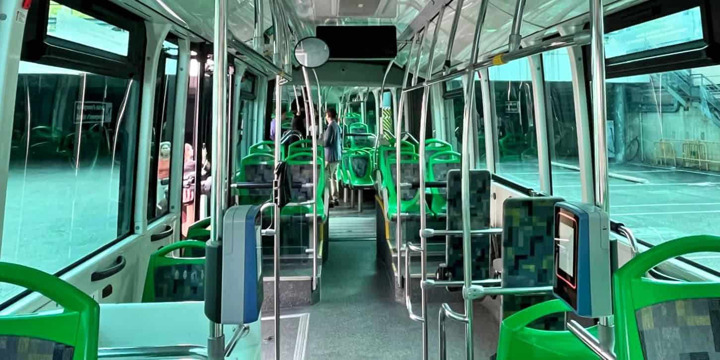 Interior d'un dels autobusos articulats. Autor: Jordi M.