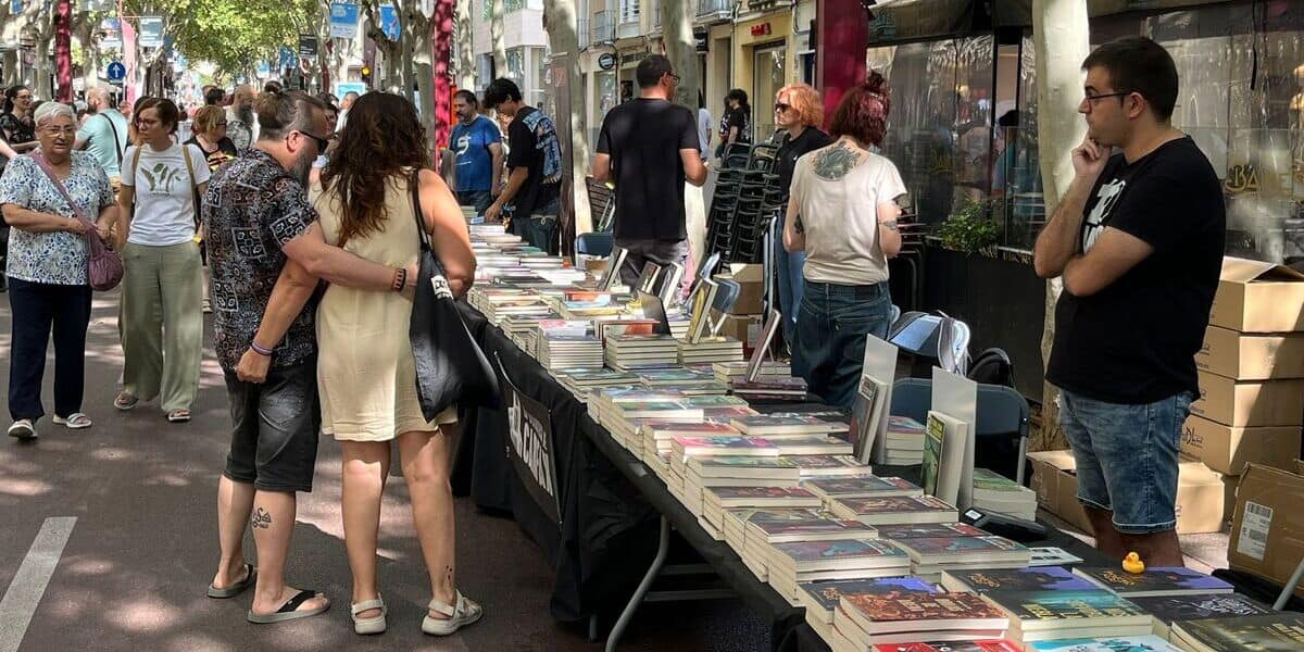 Sabadellencs visitant les parades de llibres de l'HispaCon. Autor: Jordi M.