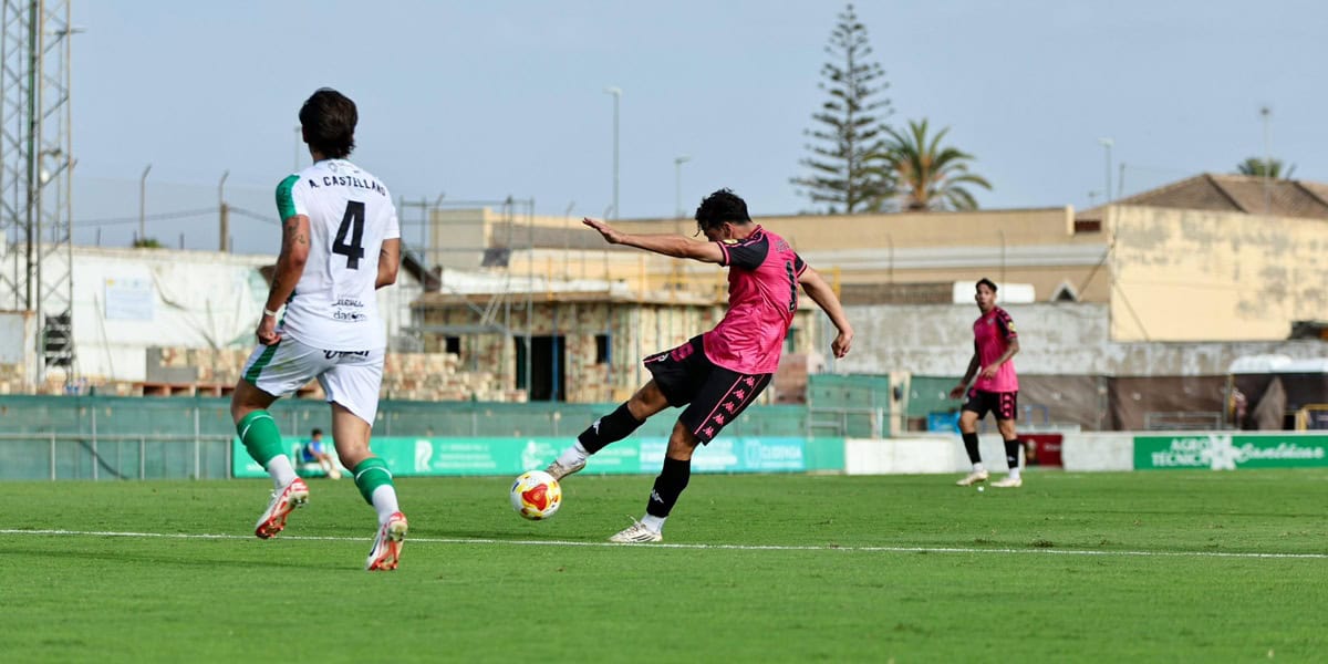 Un xut des de la frontal durant el primer temps. @CESabadell, via X