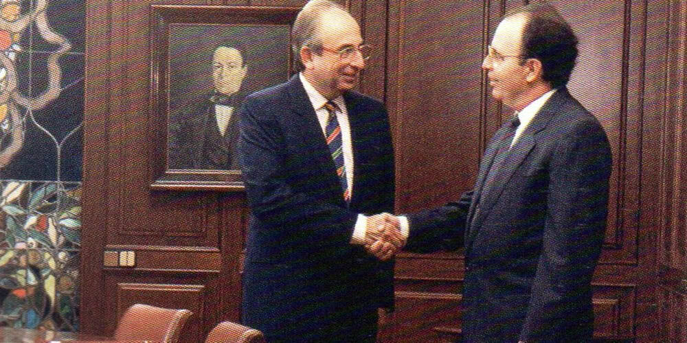 Ramon Gabarró i Pere Fonolleda, president de Caixa de Sabadell, el 30 de novembre de 1988. Autor: Lluís Brunet.