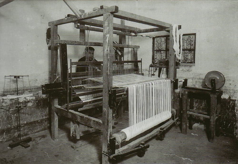 Uns dels darrers telers a mà que funcionà a Sabadell. 1920-30 aprox. Francesc Casañas/AHS.