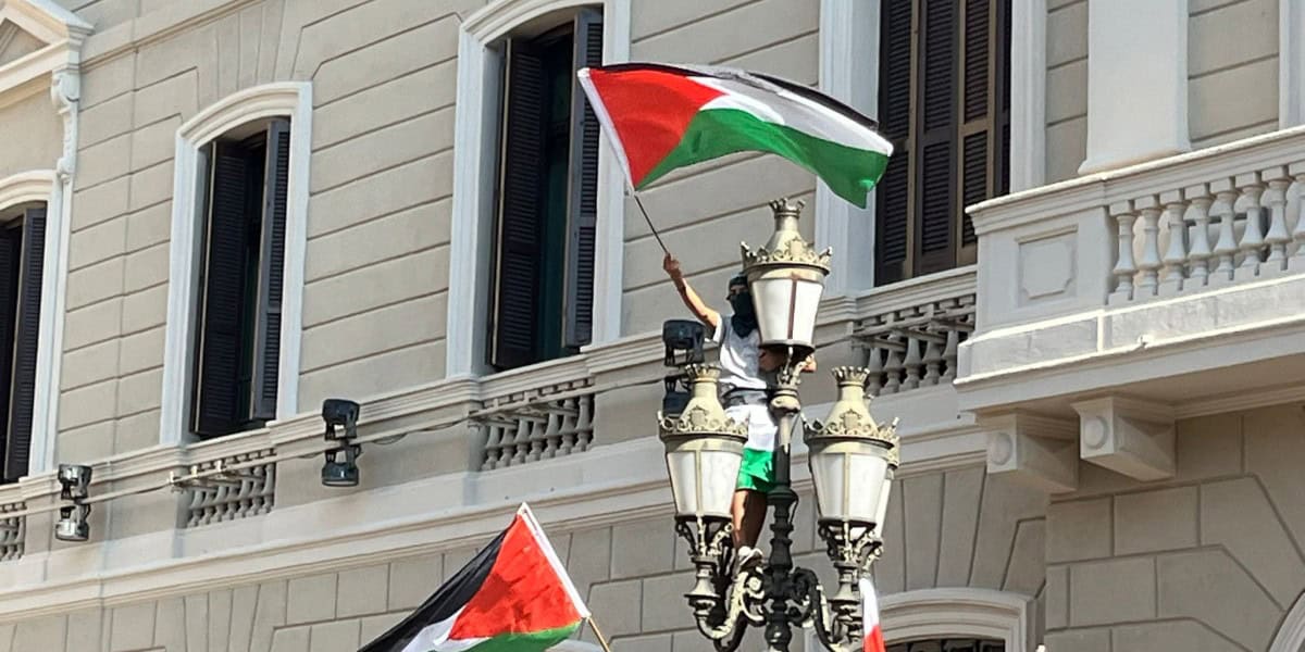 Manifestant propalestí a la plaça Sant Roc. Autor: Jordi M.