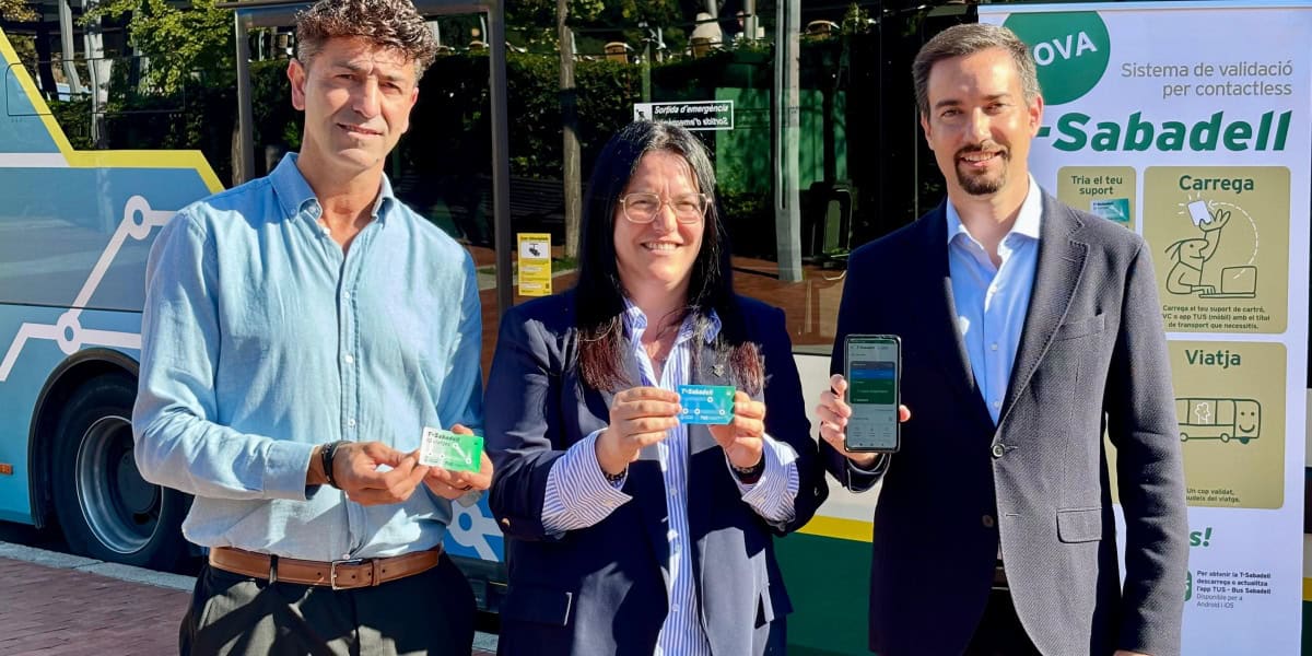 Foto portada: el president de la TUS, Juanje Rodríguez, la tinenta d'alcaldessa Mar Molina i el gerent de la TUS, Xavier Andreo, presentant la nova T-Sabadell. Autor: J.d.A.