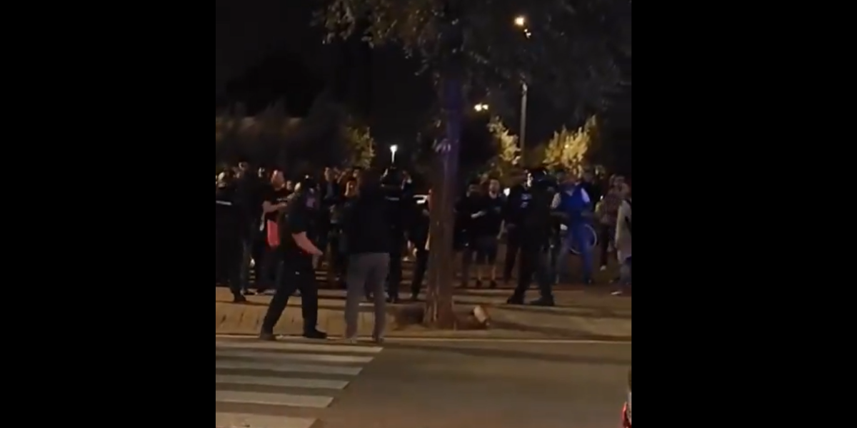 Captura de vídeo del cop de porra. Font: @crida via X.