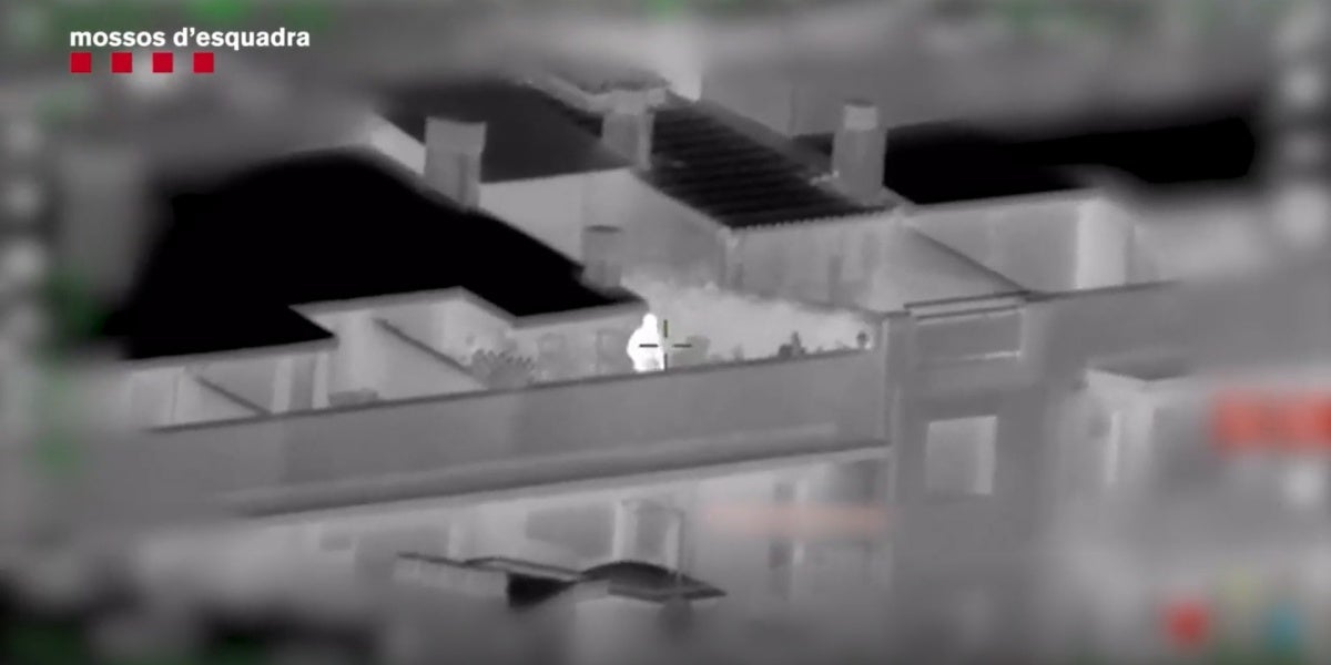 Foto portada: l'individu amb el làser destorbant l'helicòpter dels Mossos d'Esquadra durant un dispositiu per trobar una dona desapareguda. Font: Mossos.