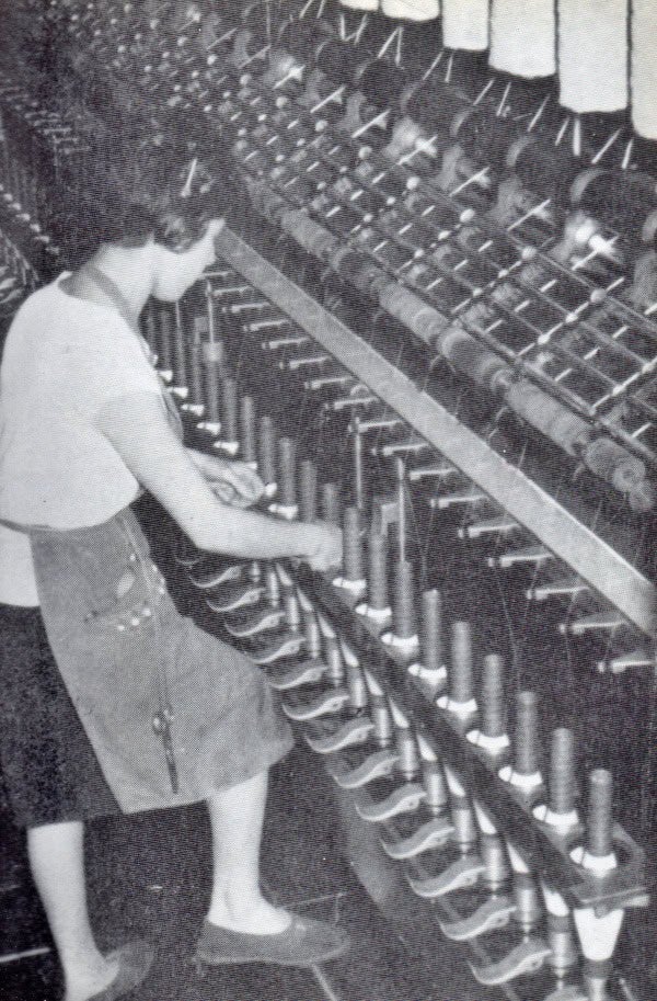 Obrera a la contínua d'estam a SA Marcet (1960) del butlletí de l'empresa.