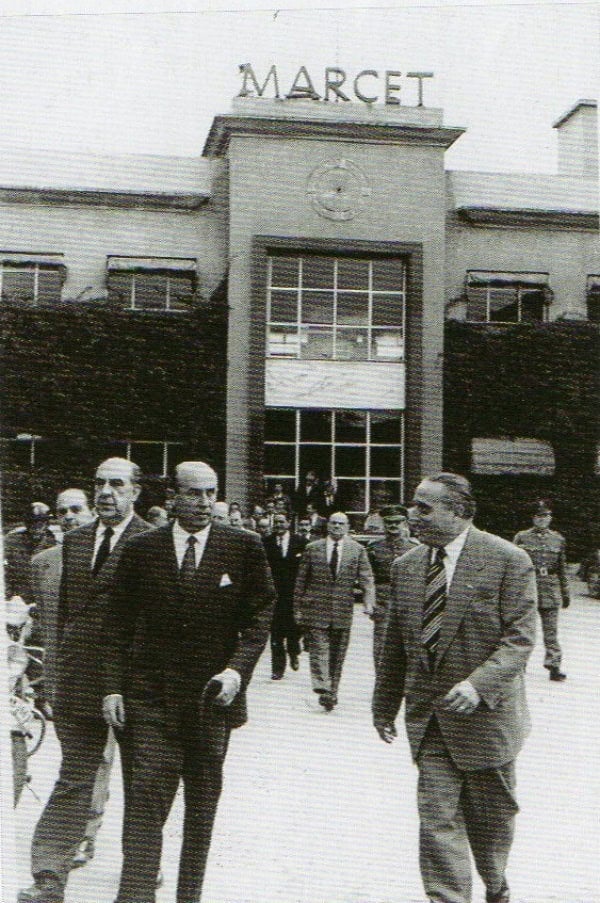 El ministre Arbúrua al centre, flanquejat pel governador civil Acedo Colunga i Josep Maria Marcet a la visita a la seva fàbrica (3 juny 1953). Carlos Pérez de Rozas/AGES
