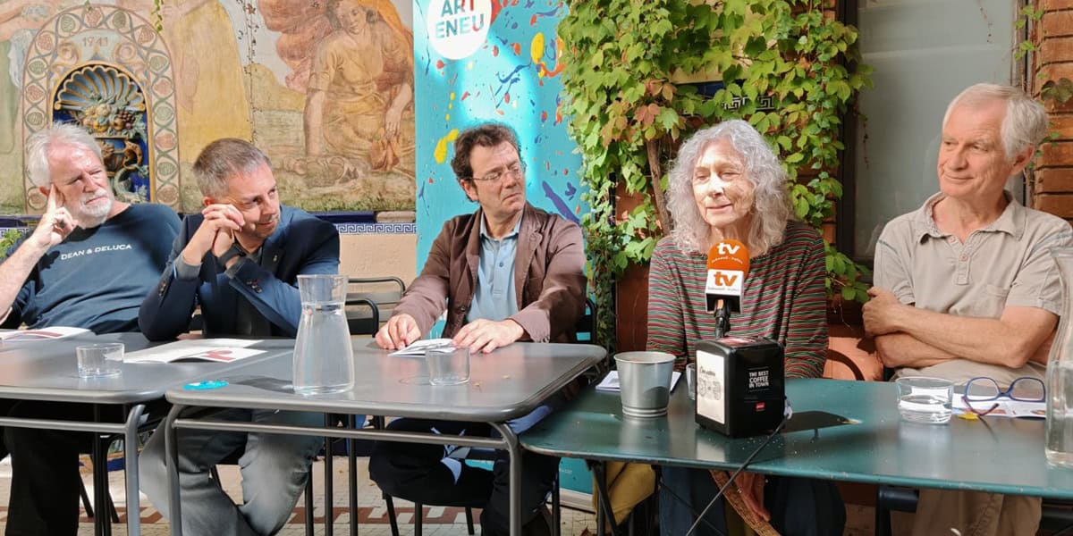 Foto de portada: Carme Sansa, parlant de la Núria Candela. Autor: Albert P