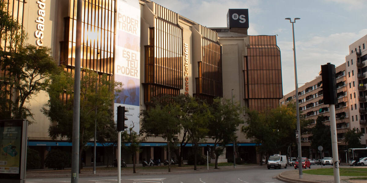 L'oficina del Banc Sabadell a la plaça de Catalunya. Autor: Xavi Cano. OPA hostil
