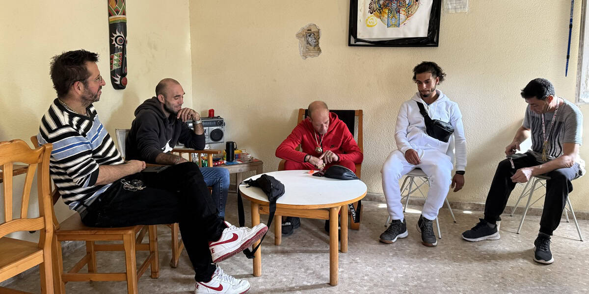 Ocupants a la caserna de la Guàrdia Civil, aquest dilluns. Autor: ACN.