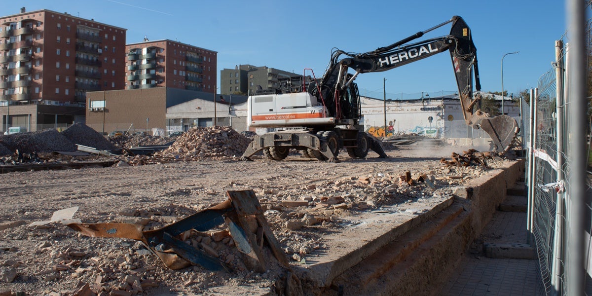 Demolició de la històrica fàbrica Roca, al barri de Campoamor. Autor: Xavi Cano.