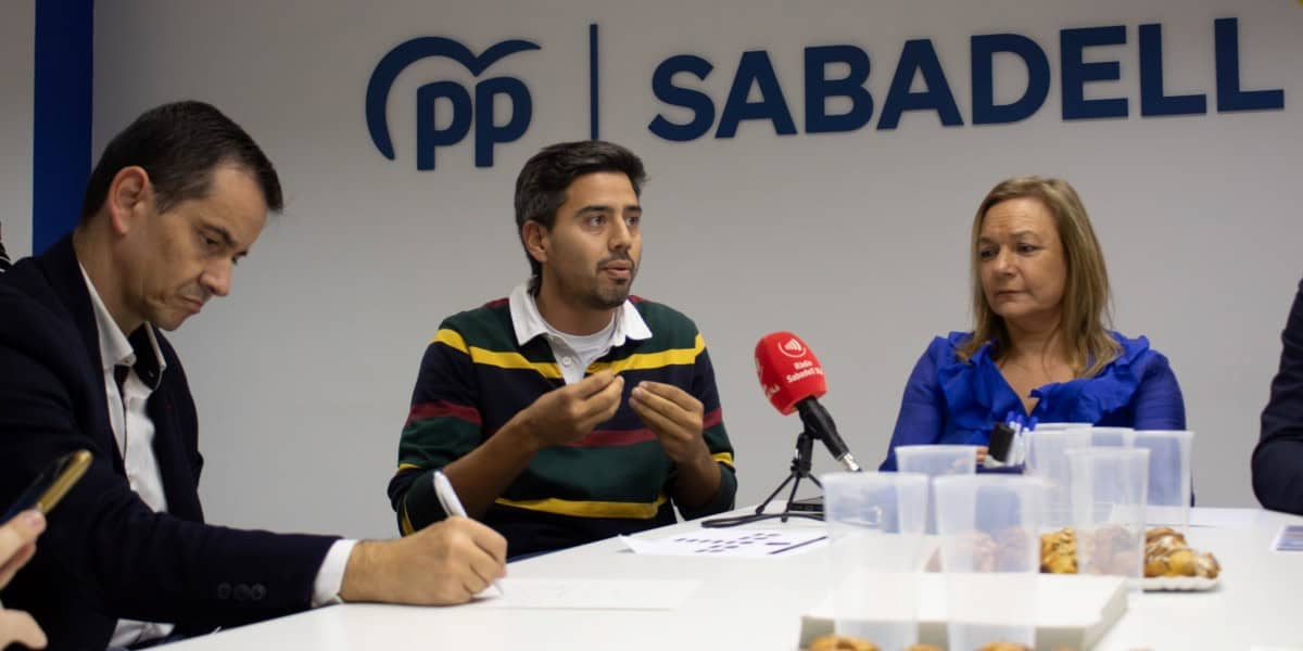 Daniel Serrano, membre de l'executiva del PP, amb Cuca Santos. Autor: Xavi Cano.